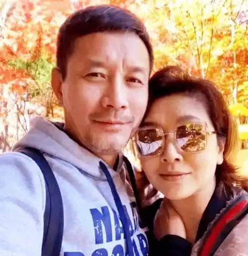 离婚后爱上"姐弟恋"的5位女星,只恋爱不结婚,个个容光焕发