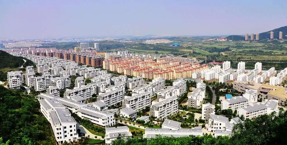 位于山东烟台市龙口市东江镇的南山村,是山东新农村的代表,被誉为"