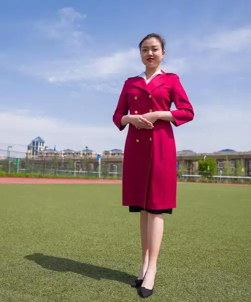 西南旅游高颜值空姐空少绿茵场上秀技能四川这所学校火了