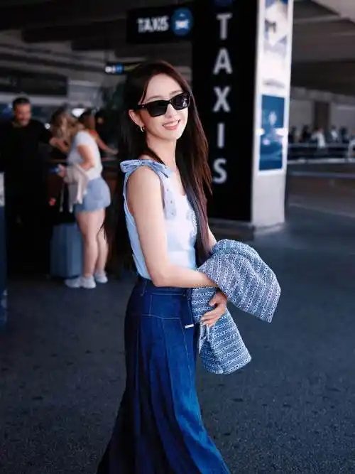 佟丽娅分享机场美照,笑容温柔迷人宛如初恋,与陈思诚离婚后更显魅力