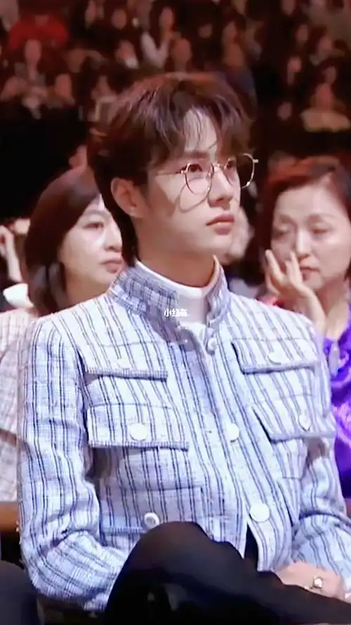 一博戴眼镜帅呆了_眼镜_王一博_娱乐_明星娱乐资讯