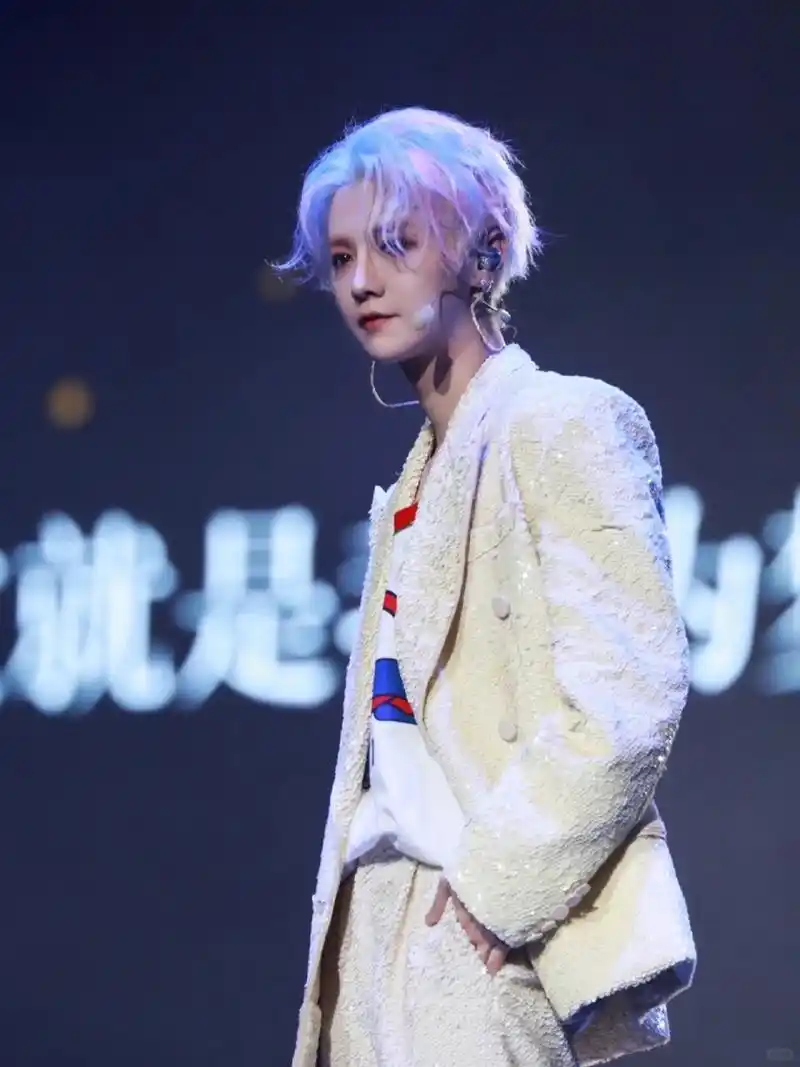 鹿晗演唱会造型|梦回exo时期 感觉鹿晗真的很显小,30多岁了看着还像24