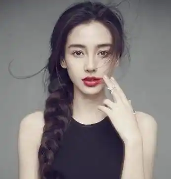 angelababy绑"爱心双马尾"扎发,美得像学生妹,好减龄