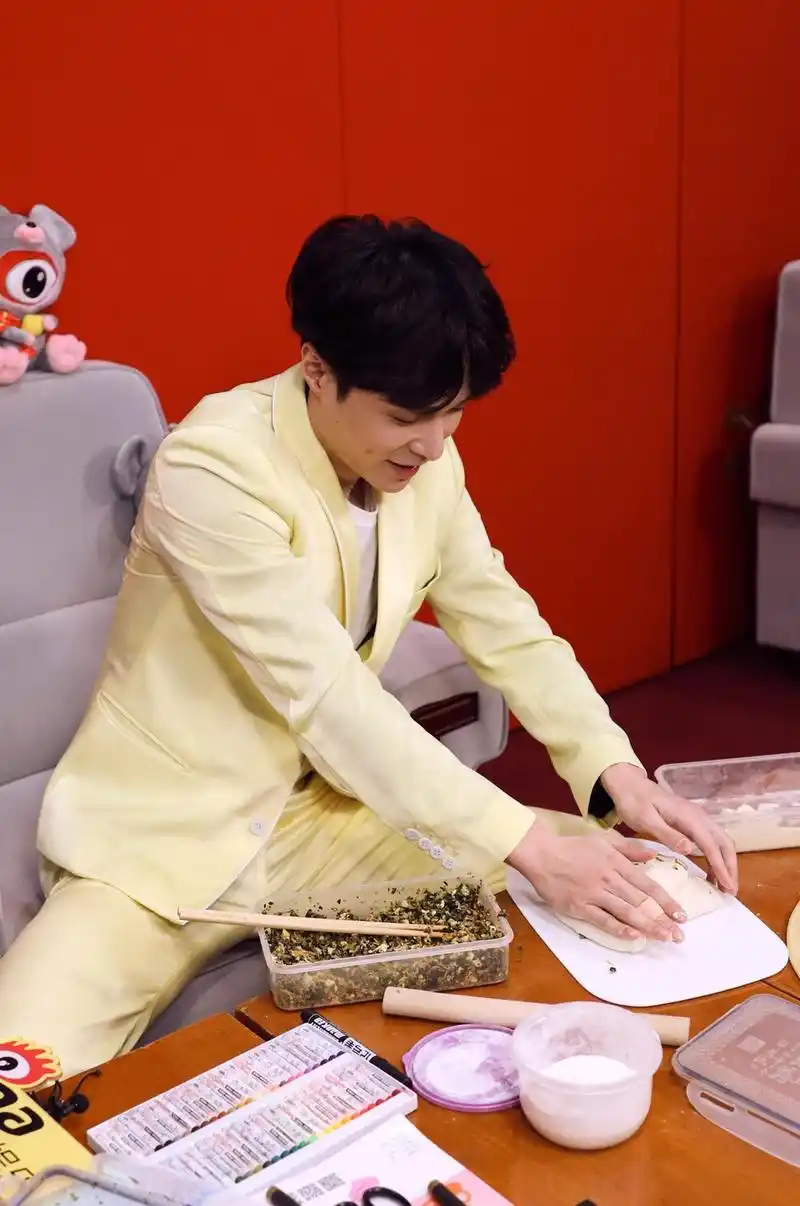 组图:张艺兴柠檬黄西装接受新浪娱乐专访 中分发型复古帅气