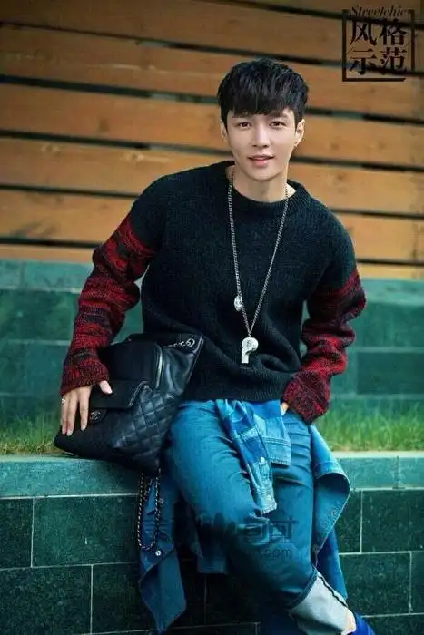 张艺兴街拍中晒黑羊皮香奈儿最新款双肩包