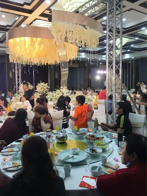 20 写美篇新人今踏婚礼堂 相亲相拥情深长 郎为医师救众生 女为园丁育