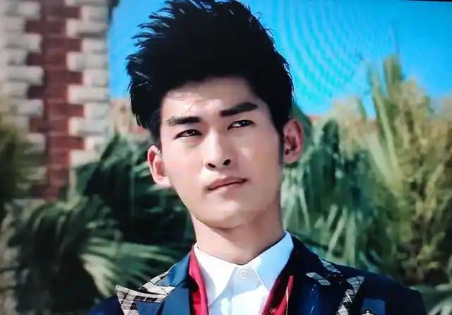 37岁张翰再演"学生",身穿中山服扮嫩,可脸却回不去了