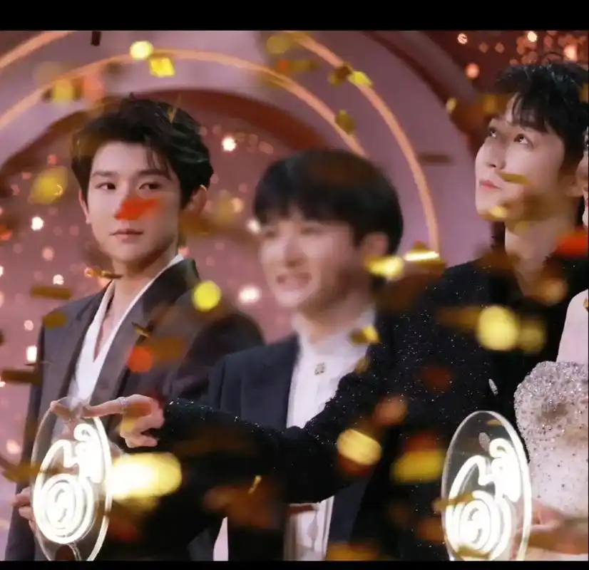 tfboys #王俊凯#王源#易烊千玺 步伐一致的人是不会 - 抖音