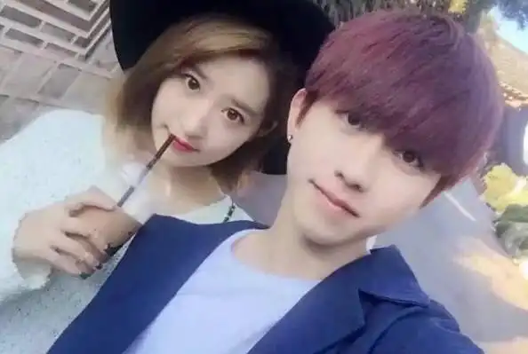 在网上发现蔡徐坤和邵夏存在多种情侣的迹象,才会想他们后期进行恋情