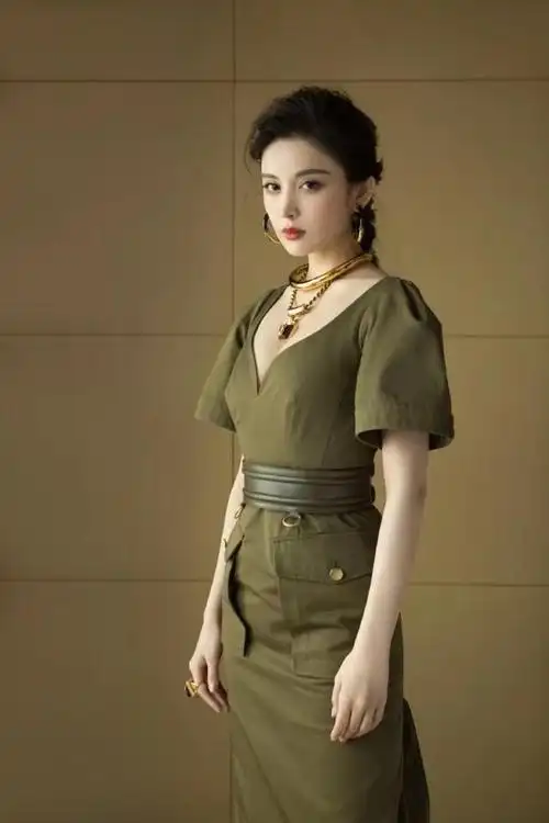 古力娜扎美得太惹眼,军绿色连衣裙秀曼妙身材,配饰夸张更显霸气|裙装_