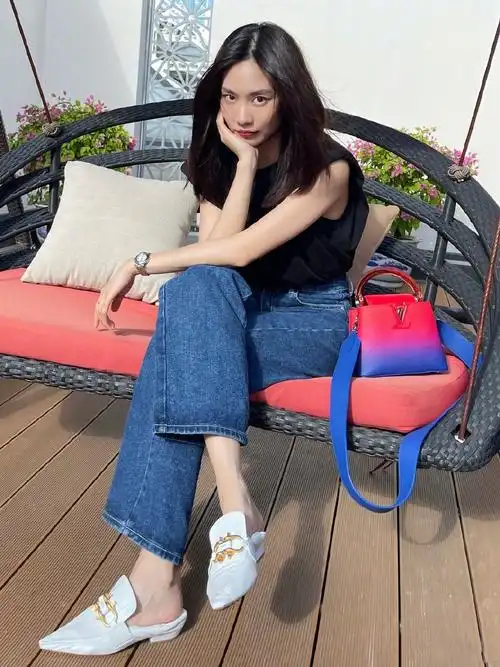 王霏霏身穿无袖背心搭配牛仔裤出镜休闲时尚亮色包包点缀