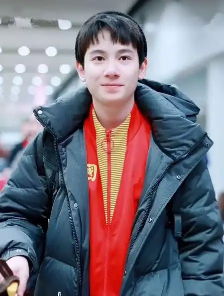 中戏校服真百搭胡先煦解锁第四种搭配成校服宣传小能手