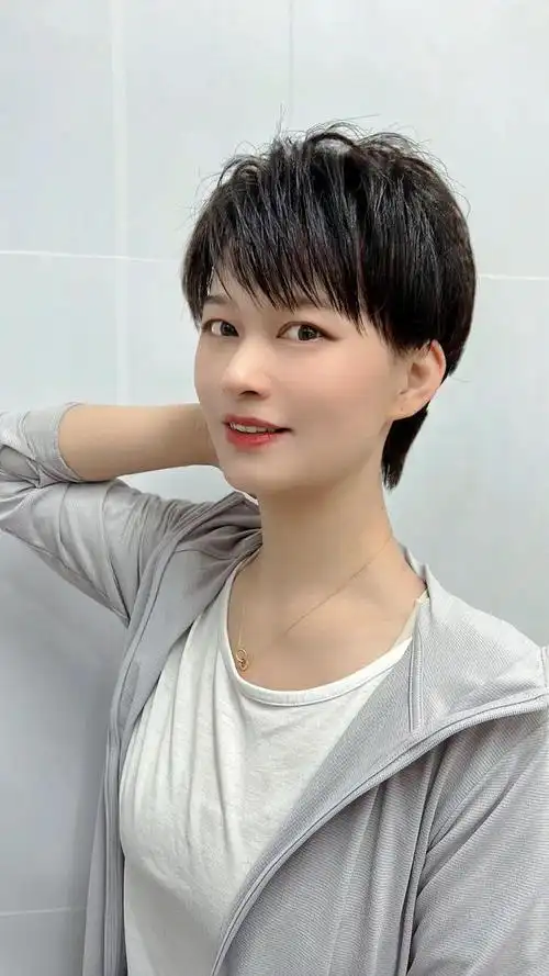 层次短碎发虽然不如推边短发那样的清爽,但是相对来说更自然一些,适合