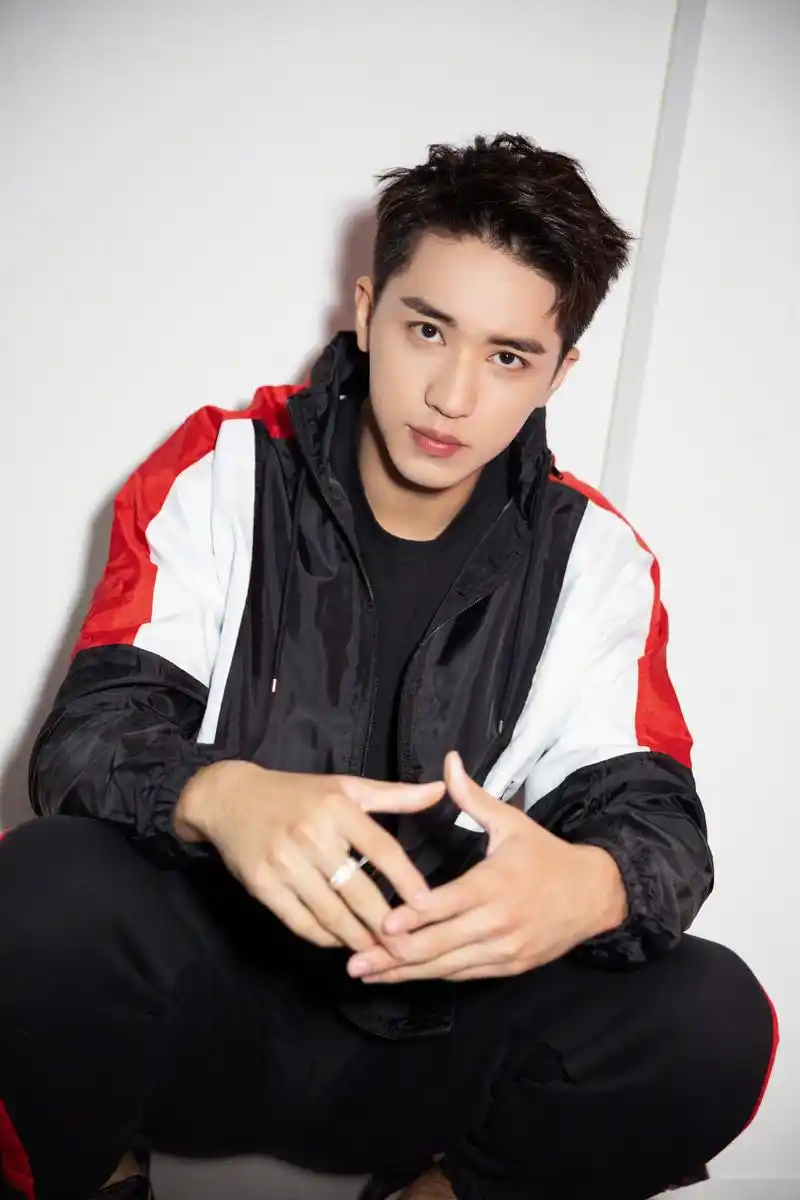 许魏洲一身黑白红三色运动套装搭配黑色运动鞋亮相nba