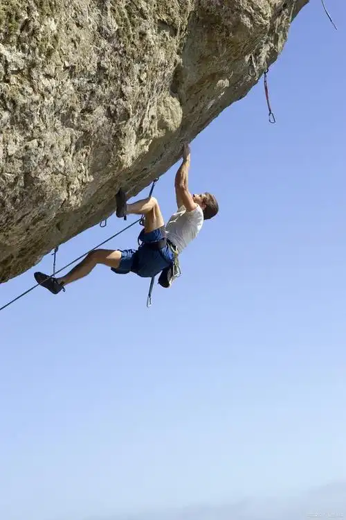 健康生活:高空攀爬,攀登高峰,超越身体极限!