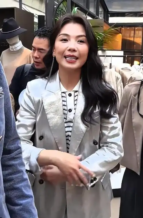 45岁刘涛米兰时装周生图曝光!皱纹多脸部坑洼,颜值断崖式下跌