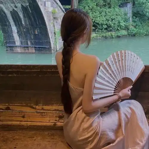 真人女生后背头像 | 有机会耳机分你一个 然后开启心动模式