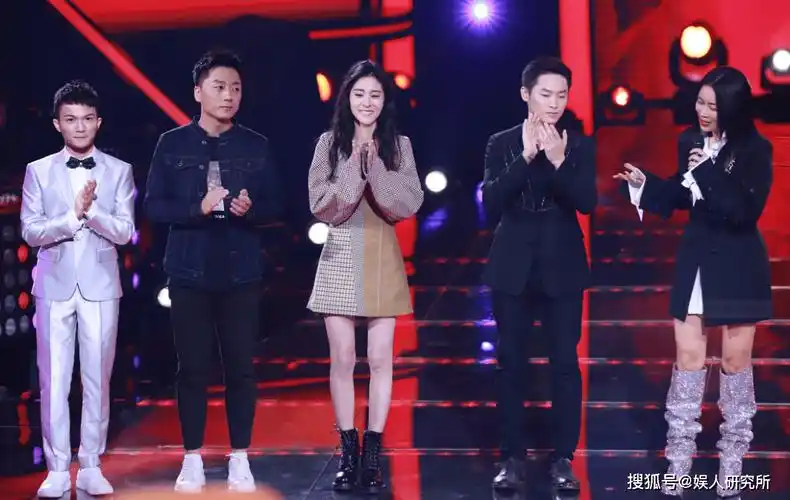 原创陈奕迅站起来向周深致敬的那一刻不知道那英心里是什么滋味