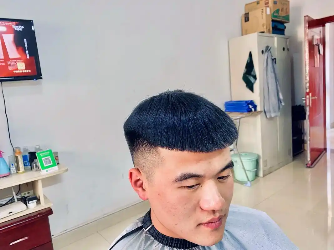 男士飞机头技术升级版,不断提升自我,#懂你的发型师 #改变发 - 抖音