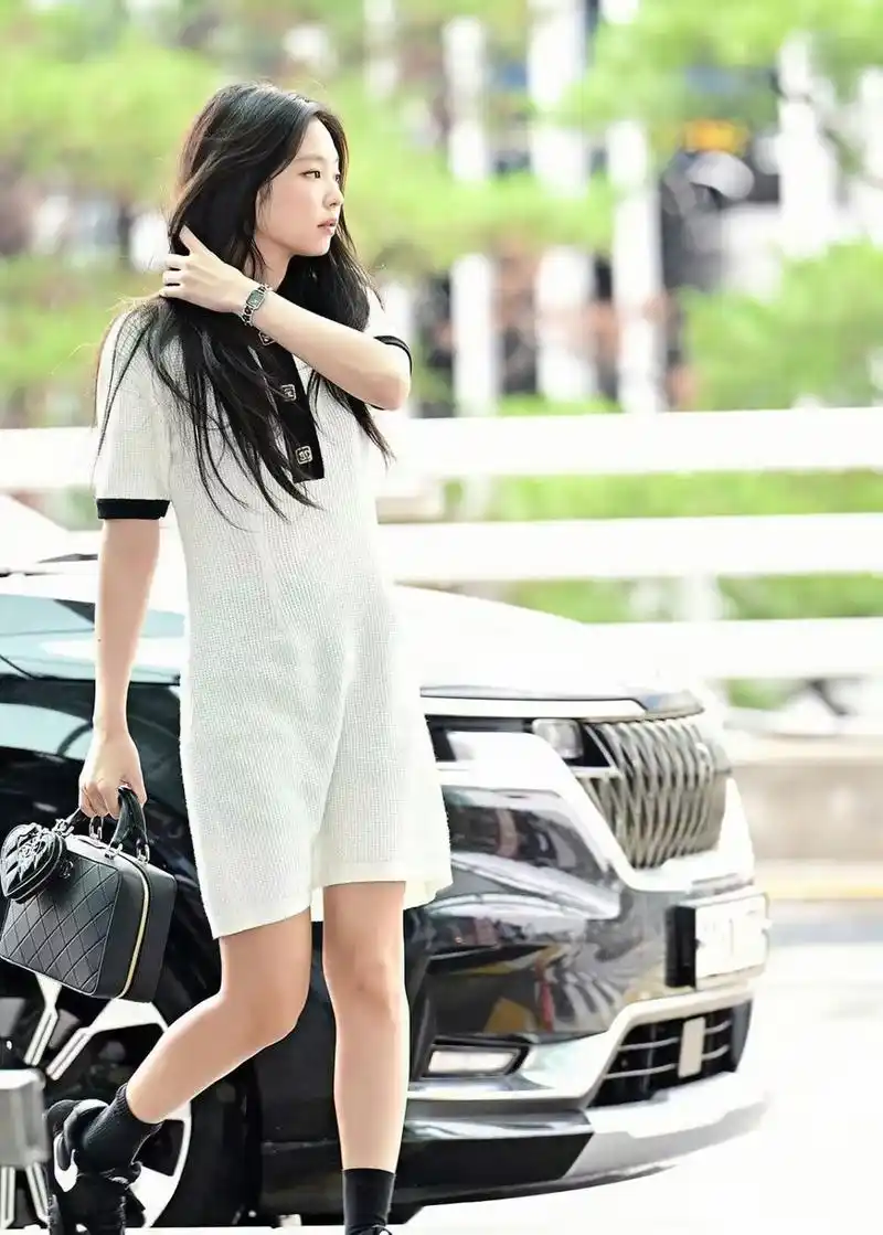 韩媒镜头下的jennie,无美颜,无滤镜,真实腿型一目了然