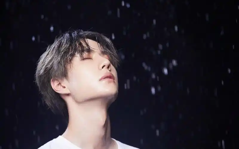 王一博雨中帅气写真图片桌面壁纸