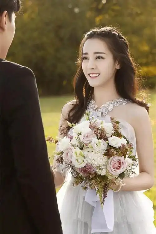 迪丽热巴拍一个人的婚纱照送给自己这么帅还需要新郎吗