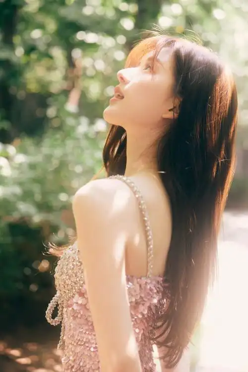 赵露思初夏朦胧氛围大片##赵露思碎钻亮片裙