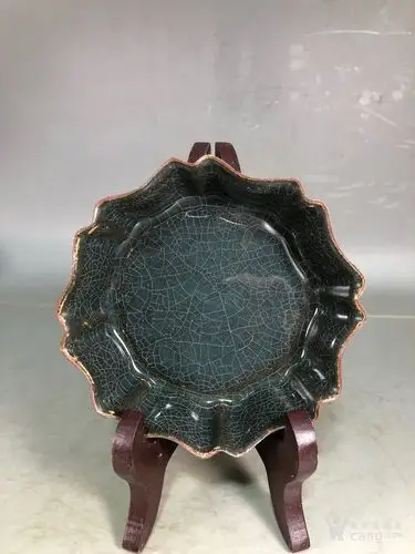 s代溪口官窑开片瓜棱盘