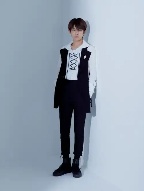 宠粉的易烊千玺解锁演唱会造型工装背心搭配牛仔外套太会穿了