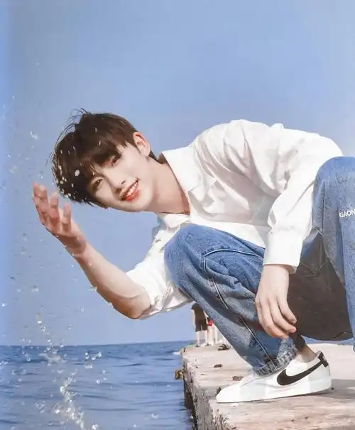 丁程鑫快本复工上班图依旧帅气十足