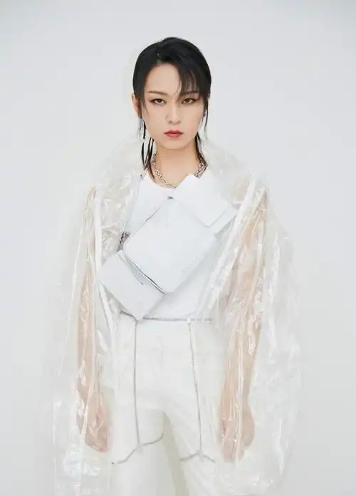 周笔畅纯白优雅时尚写真图片图片