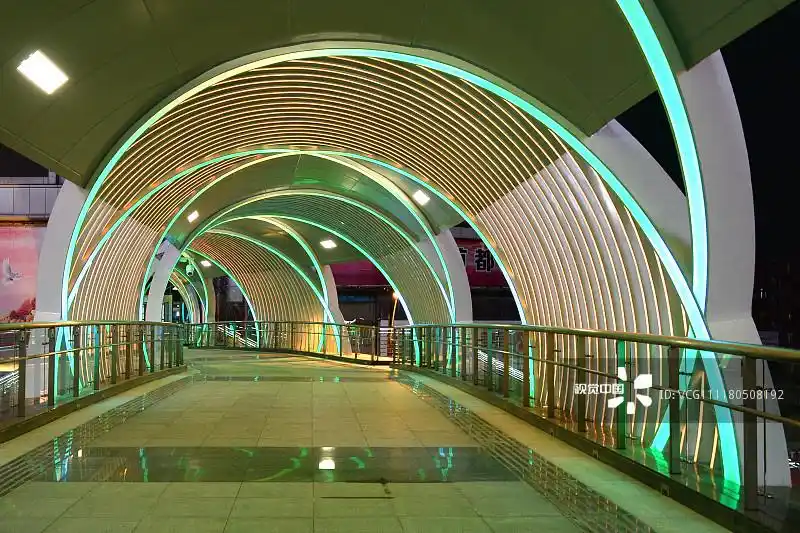 北京:中关村大街现双螺旋"时空隧道" 天桥灯光璀璨夜景美如画