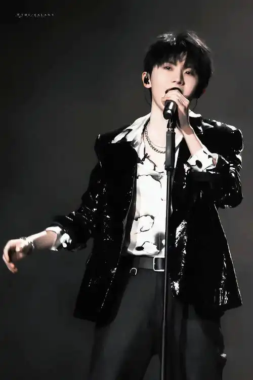 就是大家妥妥的男友理想型吧#马嘉祺黑色长皮衣