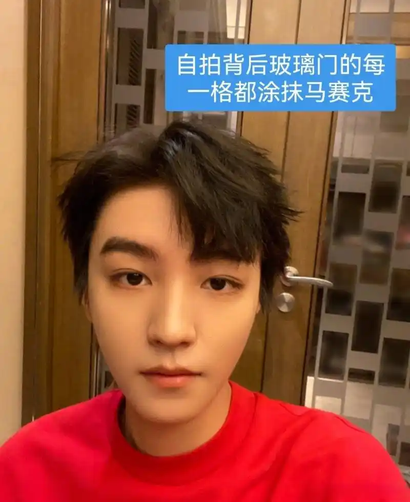 王俊凯给车牌打码# 王俊凯今日份随拍还把照片中车牌都打上马赛克,他