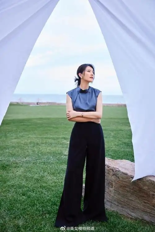 高圆圆无袖上衣搭阔腿裤温婉知性对镜浅笑颜值抗打