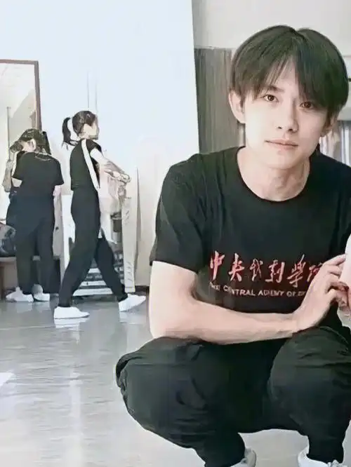 这位千玺同学今年就毕业了,四年的大学生活真的过得很快呀,现在应该快