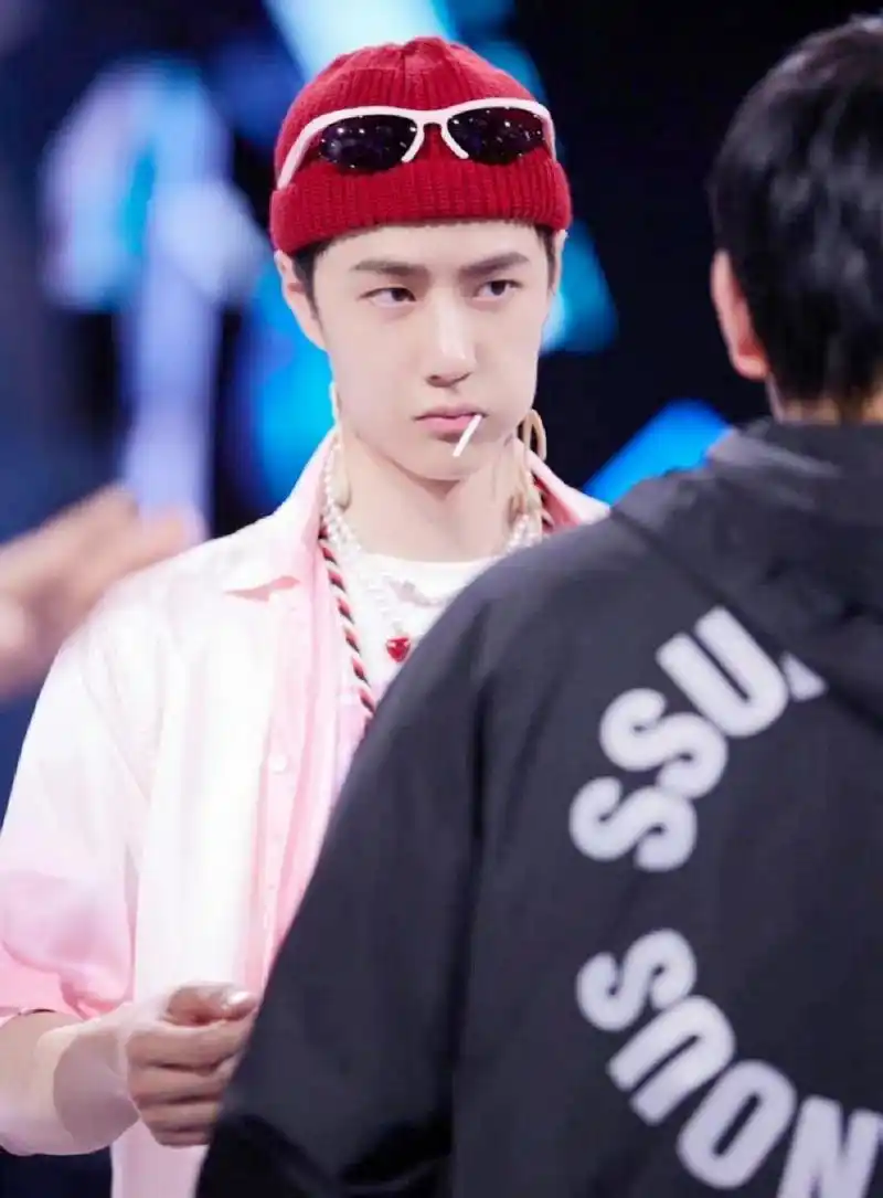 为什么王一博那么喜欢戴帽子,脑袋却很圆