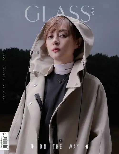 孙俪初夏时尚大片雨中绽放 恣意归真静听生活之美