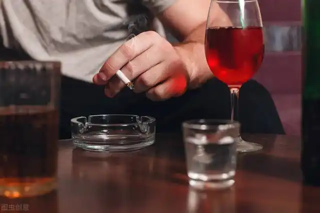 很多人都知道抽烟喝酒不好,会给自己的健康带来隐患,但这并不意味着