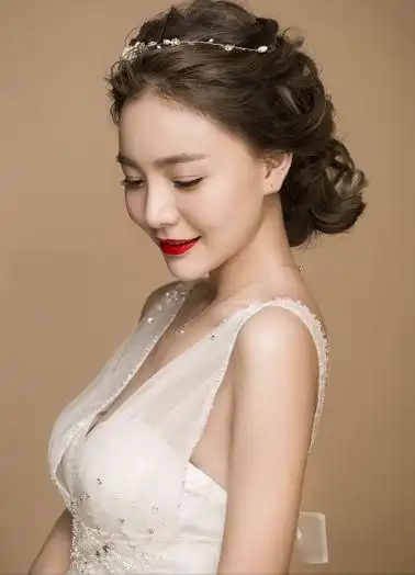 一个人的气质,夏季来了,盘一款好看的发型不但清爽优雅也倍显清新可爱