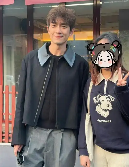 36岁林更新瘦脱相深泪沟大眼袋歪嘴一笑被批像老太太