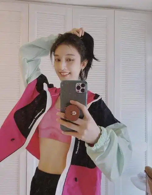 被张俪气质个a到,穿运动外套搭配短裤大秀身材,女生看了也羡慕_时尚