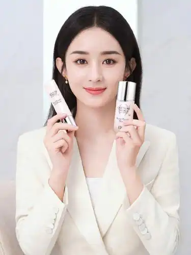 赵丽颖迪奥护肤品宣传照及大片公开 温柔姐姐分享对"驭变由我"的理解