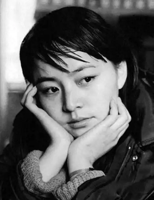 不要看如今的宋丹丹不修边幅,当年的她,漂亮连到倪萍都被比下去