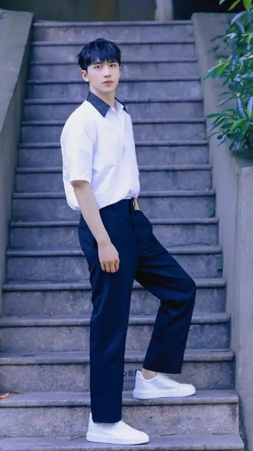 这一套我直呼学长的程度～干净的白衬衫就是大学校园里站在阳光底下