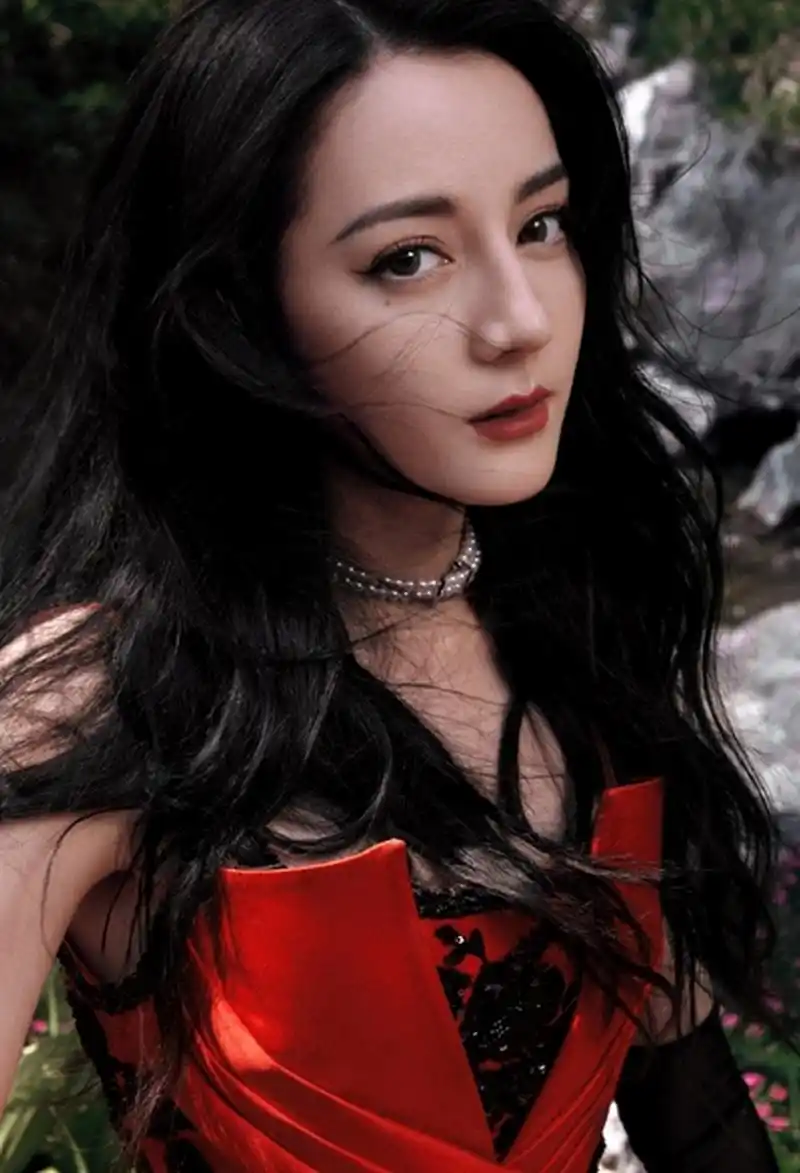 迪丽热巴以一袭红色珠刺绣礼服惊艳全场,火红热烈的造型迷人至极.