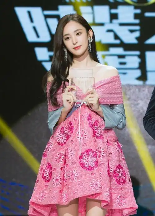 娜扎红唇长发美丽动人! 粉色抹胸刺绣裙勾出窈窕曲线 清新又性感