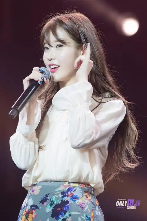 李知恩 iu 长发 可爱 妆容 搭配 国民妹妹 魅力