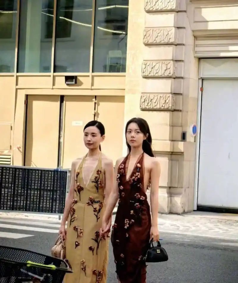 董洁赵今麦亮相巴黎街头v领礼裙身材优越惹人注目