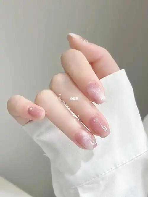 夏季显白裸色晕染美甲